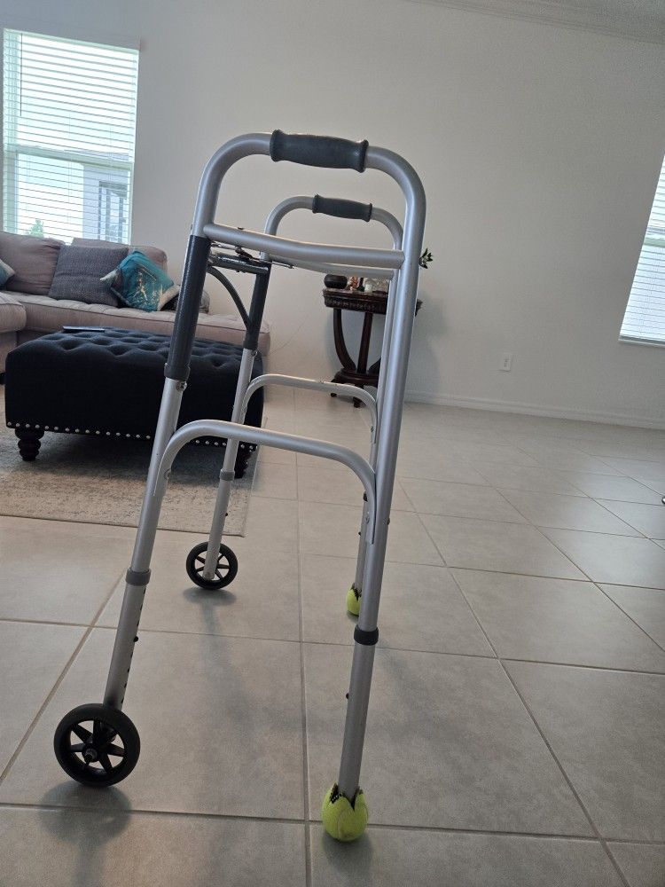 Folding walker with 2 wheels