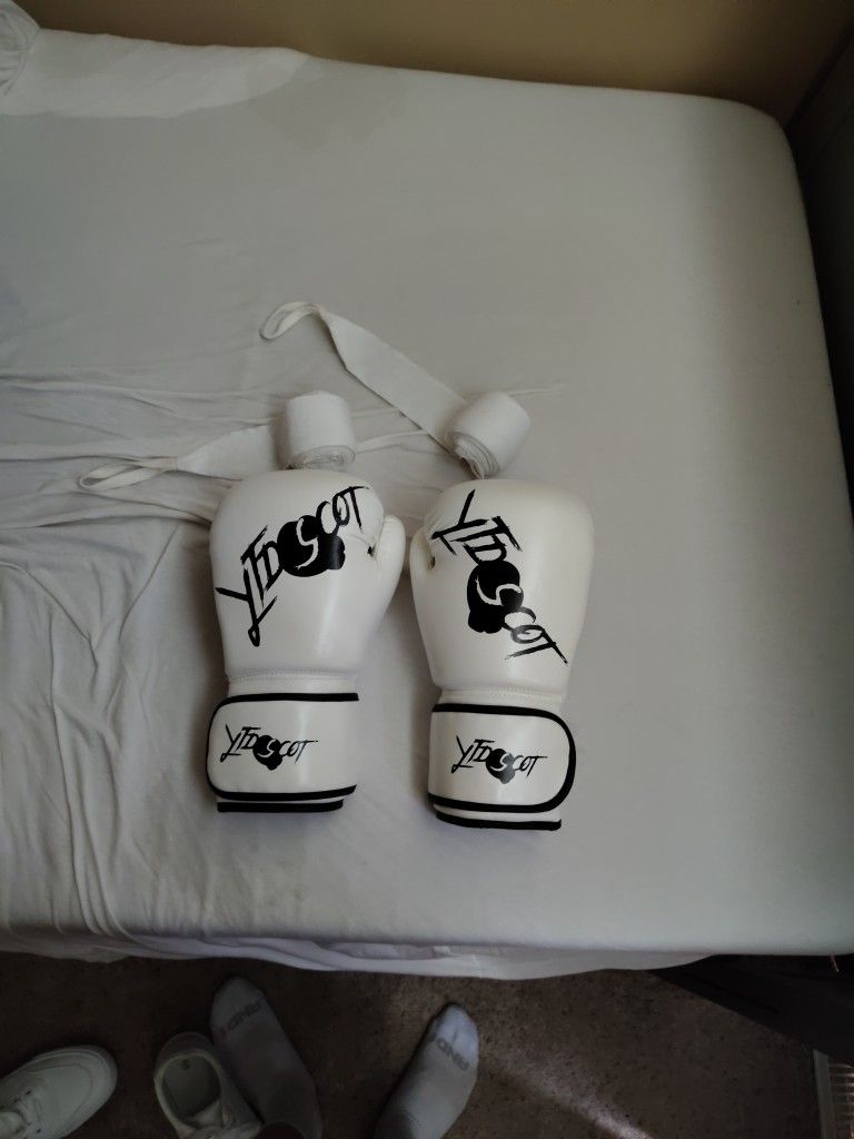 12oz White Boxing Gloves And White Venum Wraps
