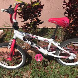 Tres Bicicletas X100$ Se Venden Todas Juntas ( A Una Le Falta Una Cámara 