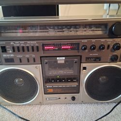Hitachi (Made In Japan) Model TRK-8610W 1980s Boom Box - Working But Needs TLC