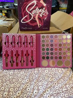 Selena Lippi And Pallet Set