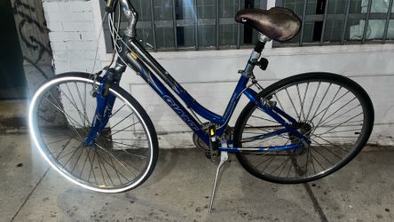 2010 Giant Cypress Comfort Hybrid Bike 17" Medium Suspension Grip 21 speed $150 obo