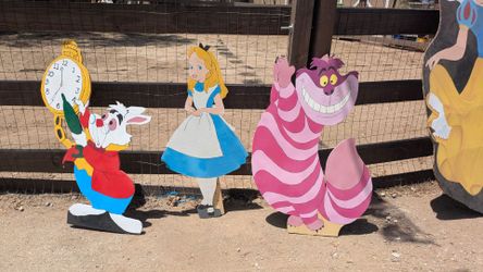 Alice in wonderland decorations