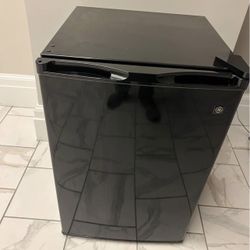 GE Mini Refrigerator With Small Freezer 
