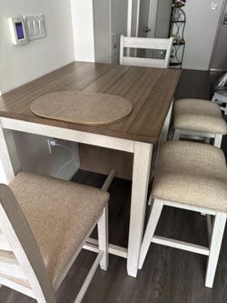 Like New Dining Table Set with Chairs
