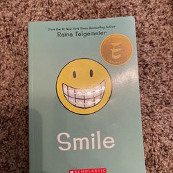 Smile by Raina Telgemeier ! Paper book 