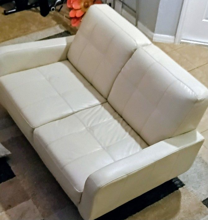 Classy Simple Comfortable Loveseat In Greater Fort Lauderdale -Friday PM Pickup