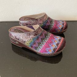 L’Artiste Women’s Woven Textile Upper And Embossed Floral Upper Leather Slip On Clogs 