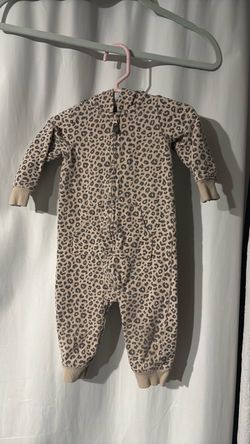 Carter’s leopard zip sleeper size 6-9 months