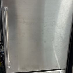KitchenAid Bottom Freezer Refrigerator 19 Cu. Ft. 34” EXCELLENT PRICE AND FIND ! COME CHECK IT OUT!