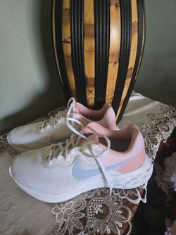 SIZE  8  USED ONLY ONE TIME, NIKE ORIGINAL,