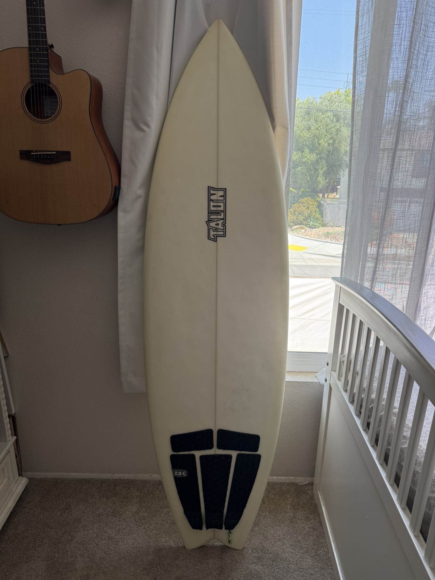 Talon 5’10 Surfboard