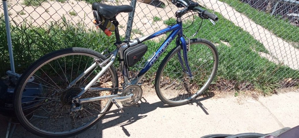 BLUE & GRAY TREK 7200 4 SALE!! IT'S A CLASSIC BUT WORTH THE BUY!!