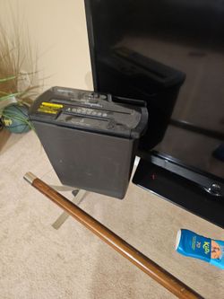Paper Shredder. Up to 8 pages a time