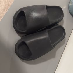 YEEZY SLIDES SIZE 9 MENS