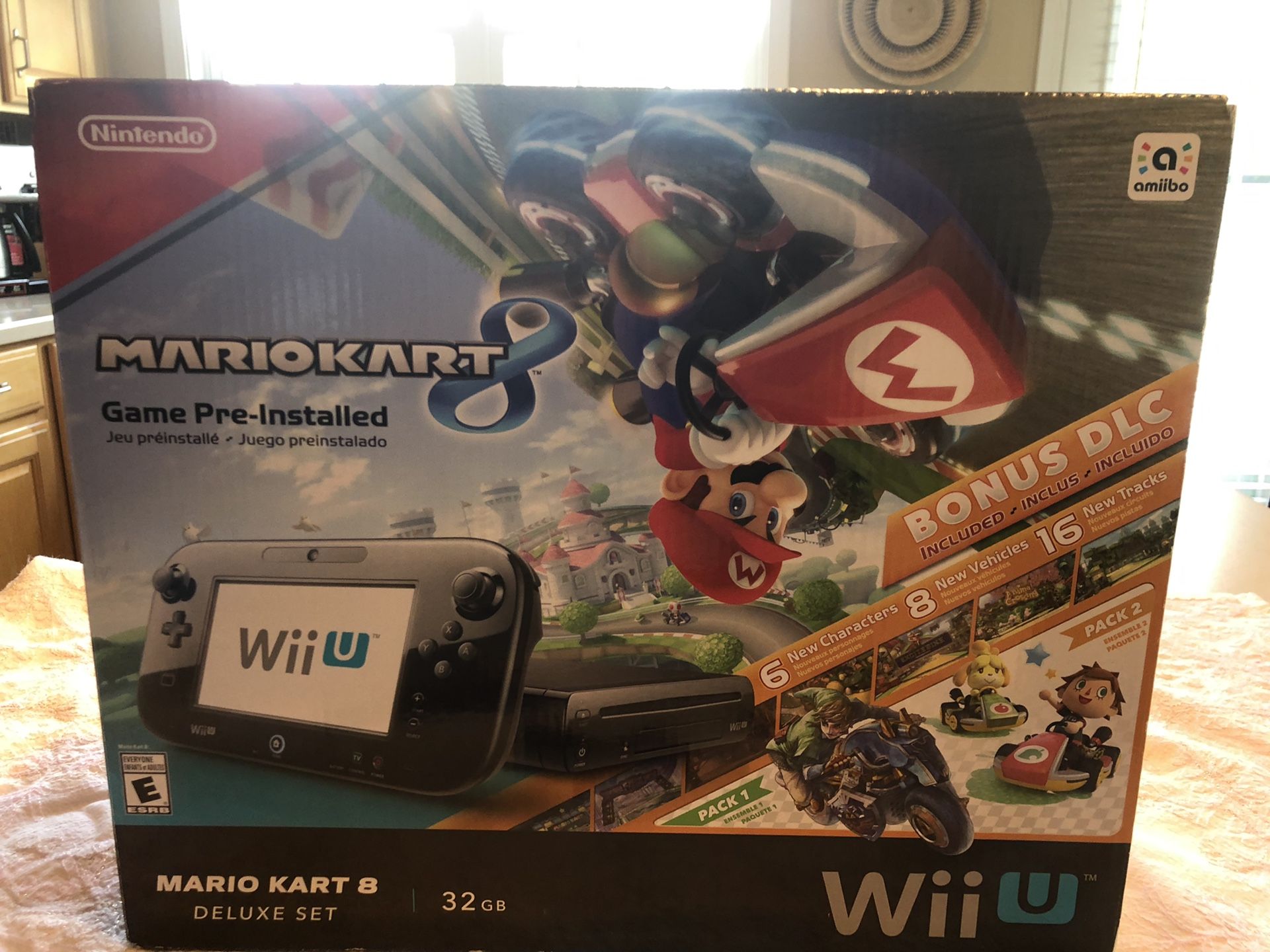 Nintendo Wii U 32GB Mario Kart 8 Deluxe, 4 games Included