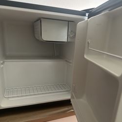 Free Magic Chef Mini Fridge (doesn’t Work Properly)