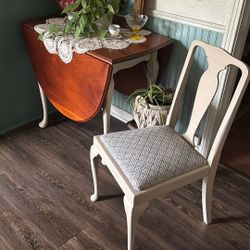 Nice Vintage Table With 4 Chairs 