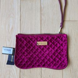 New Bebe Los Angeles Danielle Velvet Clutch w Wrist Strap, Zip, Gold Hardware. Stunning Aurora Red. 9x6"
This stunning Bebe LA Danielle Velvet Clutch