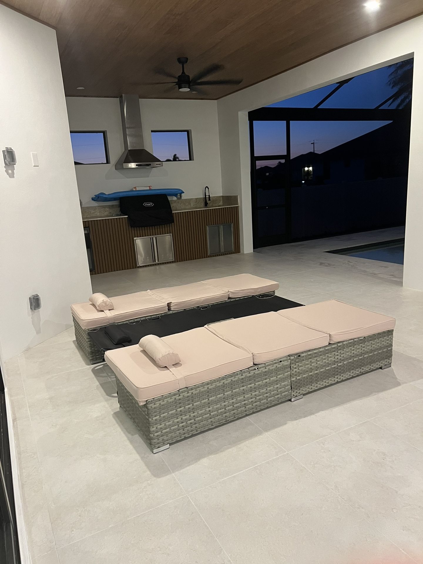 Tanning Luxury Outdoor Pool Beds 