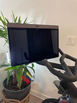 2022 Peloton Bike Plus in Excellent Condition with 0-50 Rides - Dallas, TX