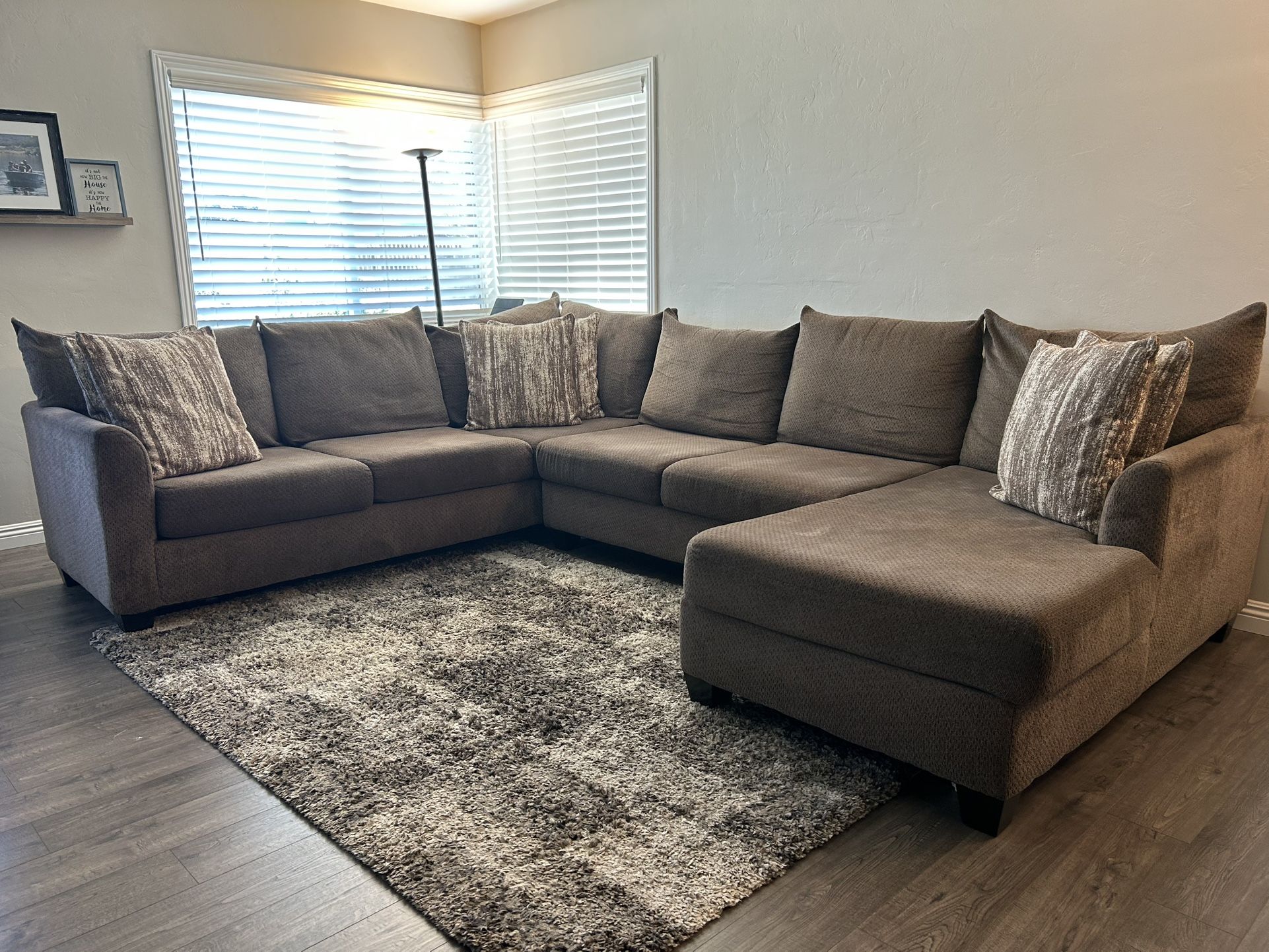 *** Jerome’s Sectional Sofa With Chase ***
