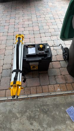 Dewalt laser level with tripod and plumb Bob