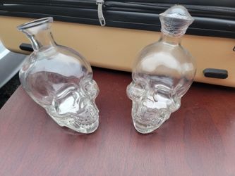 Skull decanter set