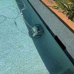 Polaris VRX iQ+ Robotic Pool Cleaner (iAquaLink, 4WD)