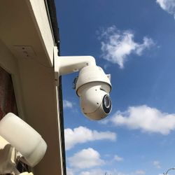 Security Cameras/Cameras De Seguridad 