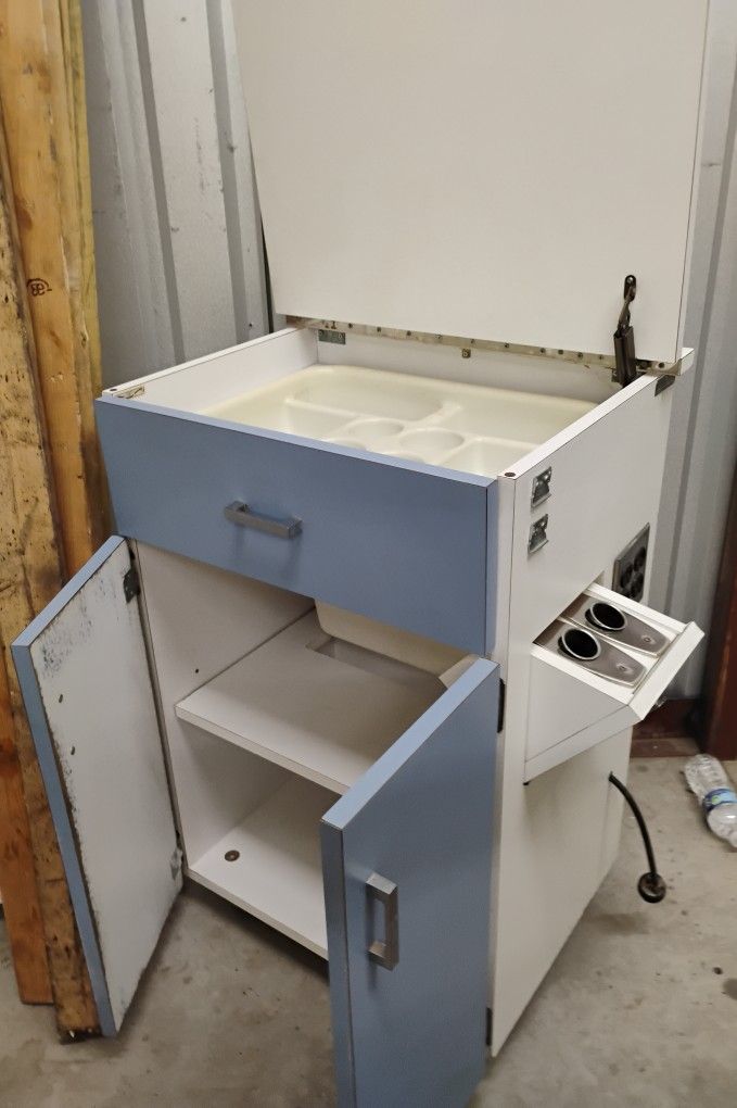 (NAME YOUR PRICE) Hairdresser/Nail Technician Station