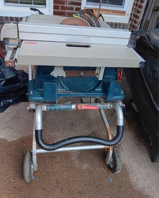 BOSCH table saw w/TS3000 GRAVITY RISE Stand