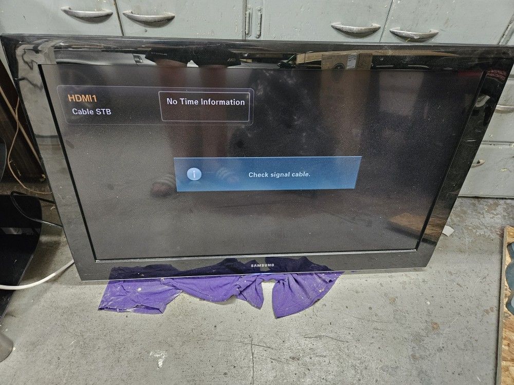40" Samsung TV with Wall Mount