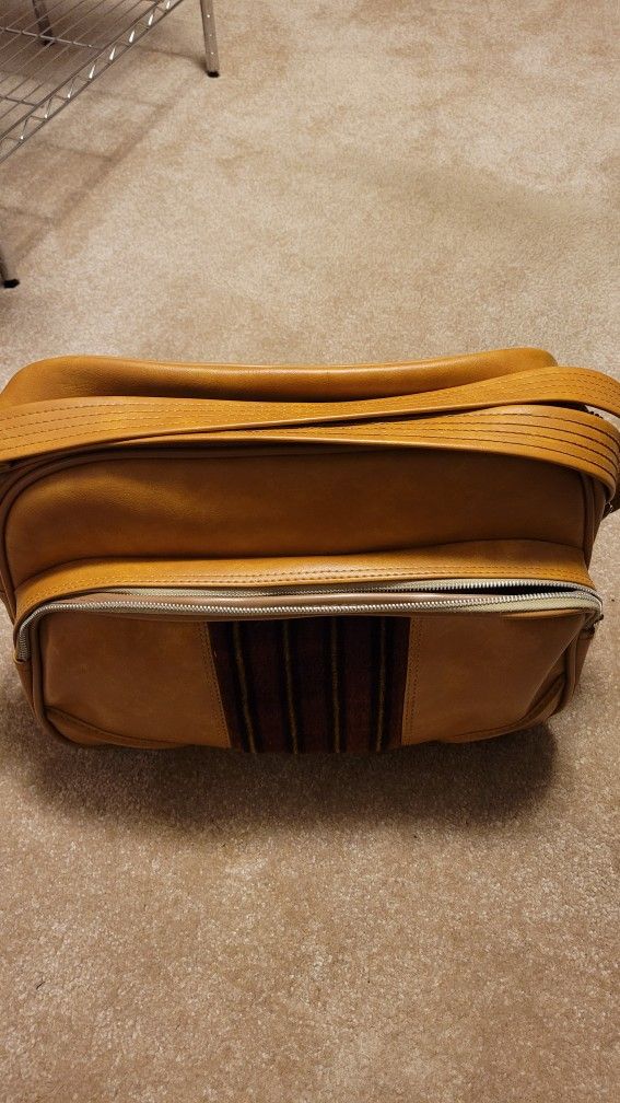 1970s Finesse by M & M Luggage Overnight Travel Bag Gold Leather Made in Taiwan