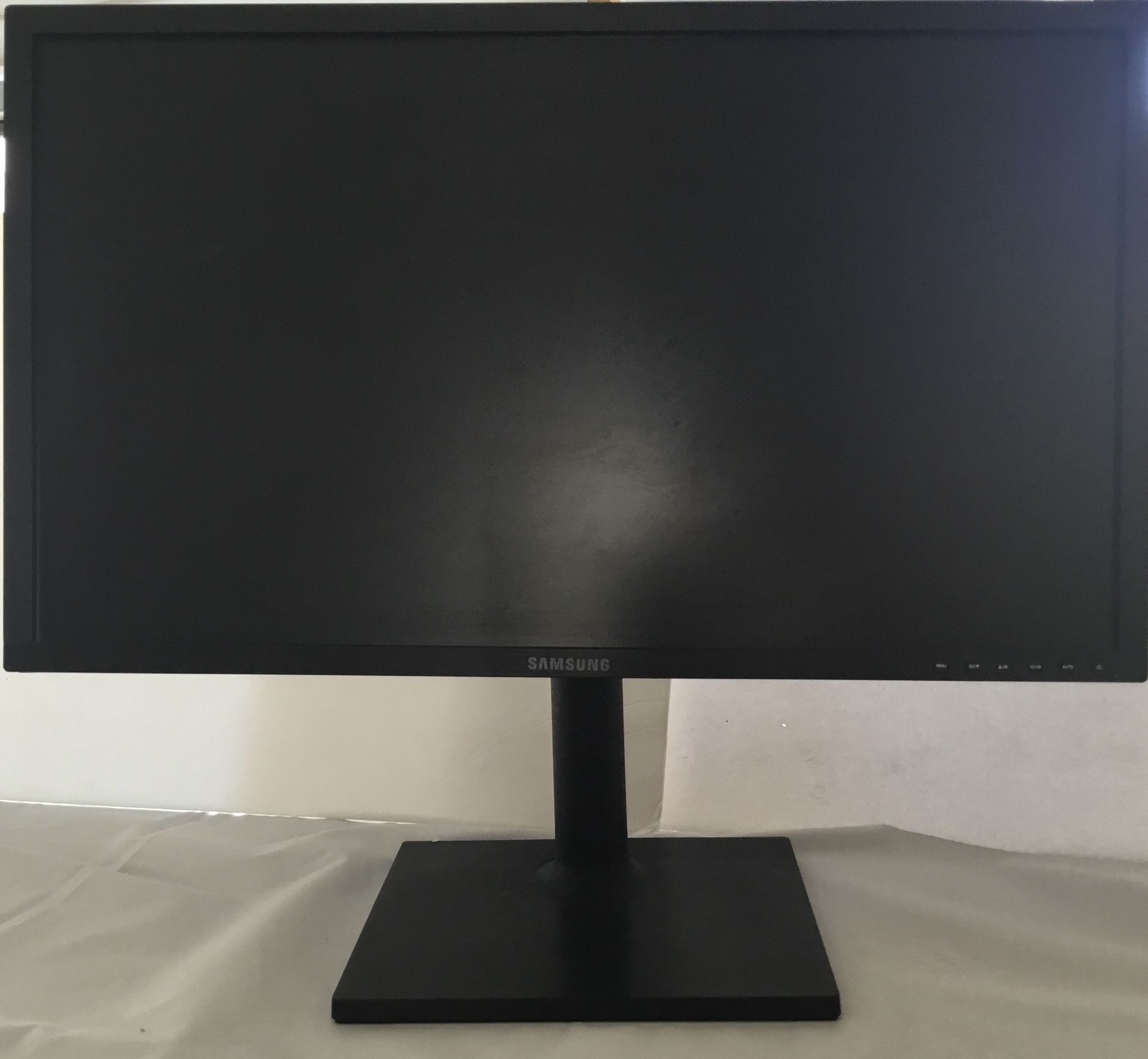 Samsung, 24” Monitor, Color Display Unit. Adjustable Height And Rotating. Black,