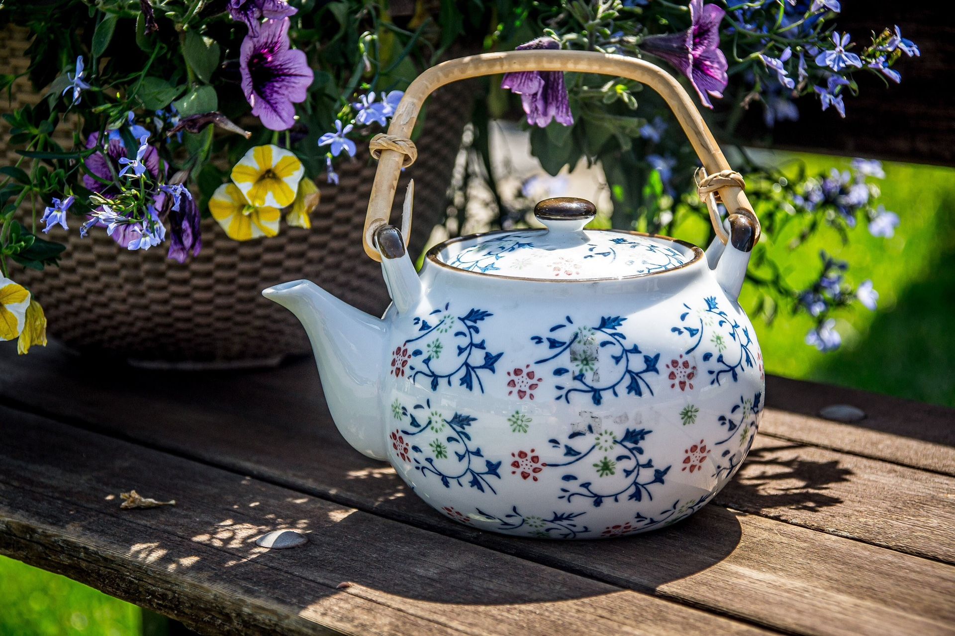 Floral teapot With Wicker handle