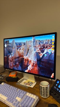 Apple Studio Display 27" 5K Retina Monitor (Standard Glass) – Excellent Condition – Original $1,599 – Quick Sale $1,050