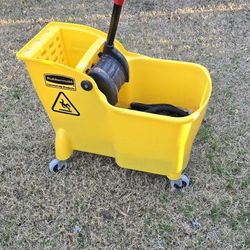 Rubbermaid 31 Qt. Tandem Mop Bucket