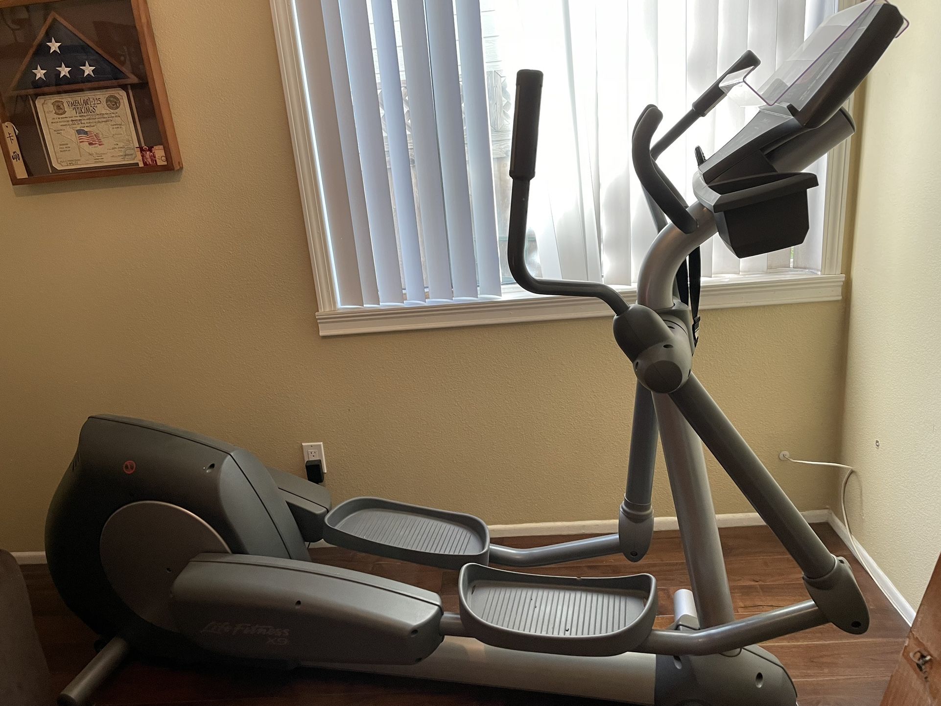 Life Fitness Elliptical Machine 