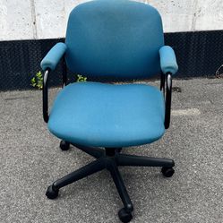 Free Delivery 🚚 Desk Chair With Wheels 