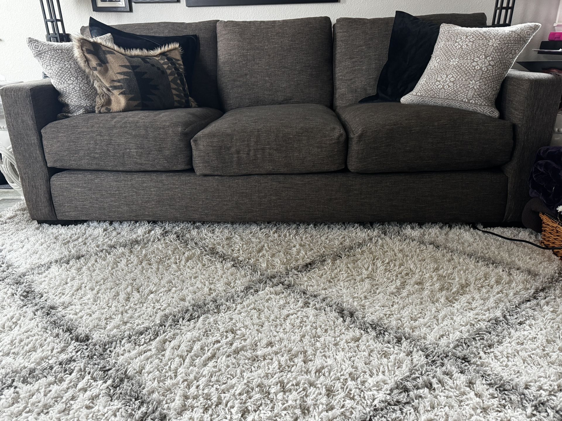 Like New: Large Sofa, Super Comfortable 