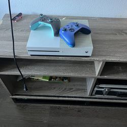 Xbox One + 2 Controllers 