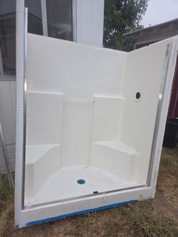 Shower w sliding glass doors