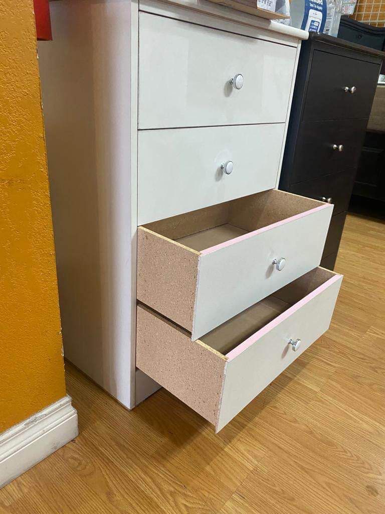 New 4 Drawer Dressers 