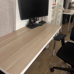 Desk and chair like new