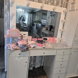 Luxury Makeup Glossy Vanity With Lights