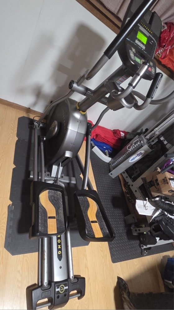Livestrong 10.0e Elliptical machine-