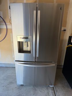 Kenmore Refrigerator. Whirlpool Stove/oven.