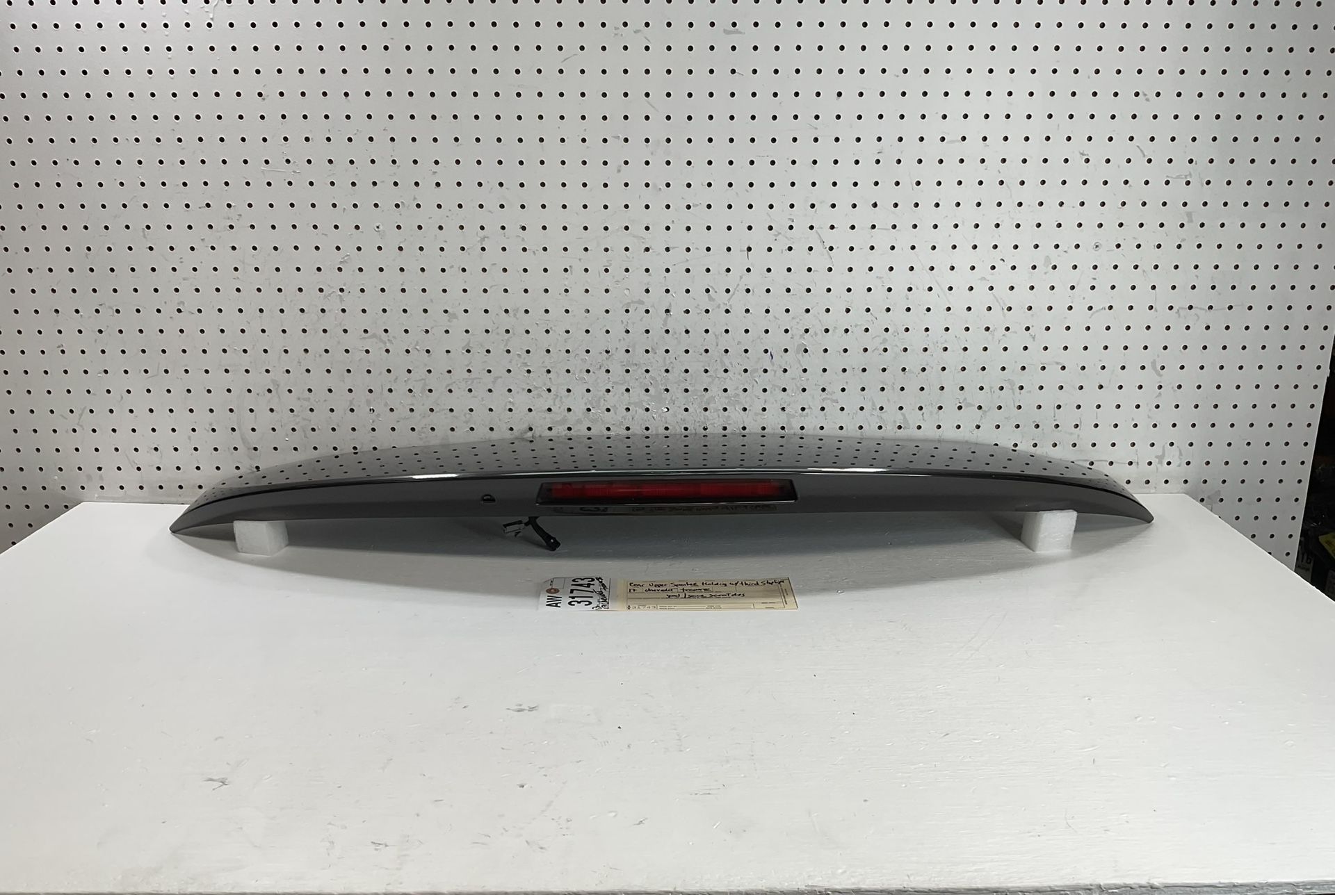 2013 2017 CHEVROLET TRAVERSE REAR TRUNK LID SPOILER W/ 3RD LIGHT OEM