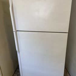 REAL LARGE 22 CU. FT. PERFECT RUNNING WHITE. FRIDGE! HAS EVERYTHING NOTHING MISSING! COME SEE IT RUN IN MARRERO. 